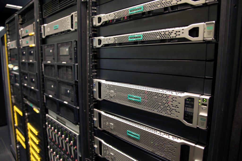 Dịch vụ đặt server chuyên nghiệp mang lại mạng lưới thông tin ổn định và an toàn.